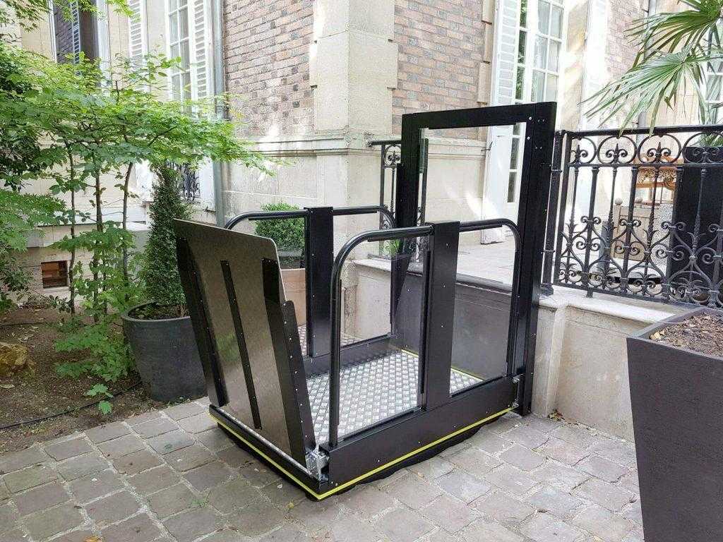 Rolstoel platformlift plaat opgeklapt