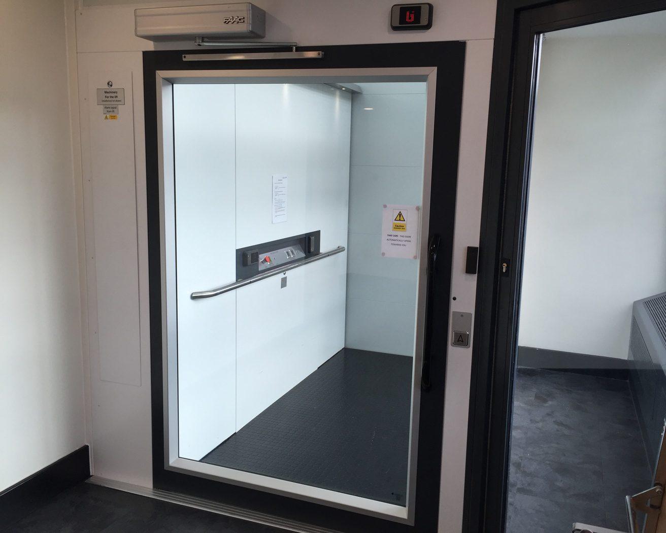 Brancardlift platformlift veel ruimte