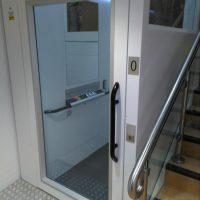 Platformlift opstelling naast trap
