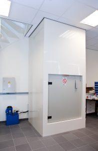 Klein goederenlift ingebouwd in schacht