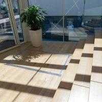 Hydro plateau traplift in vloer weggewerkt