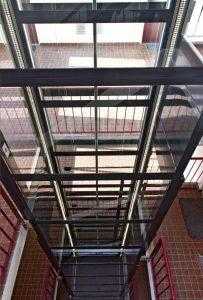 Platformlift glazen schacht