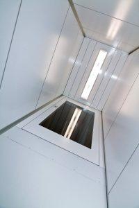 Platformlift-schacht-met-plafond-verlichting
