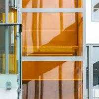 platformlift met gekleurde folie