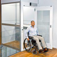 Rolstoel toegankelijk door middel van platformlift