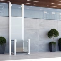 RB-150 open platformlift buiten, naast een trap naar een terras