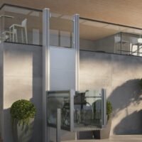 RB-150 hefplateau met rolstoel op het platform, buitenopstelling