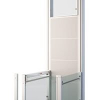 RB-150 open platformlift met glazen poorten en aluminium tranenplaat vloer