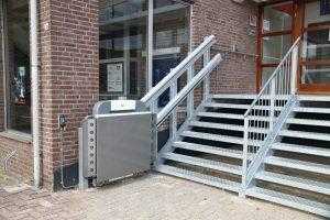 opgeklapte plateautraplift