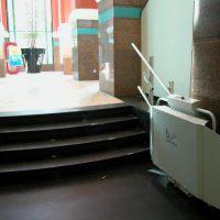 plateautraplift opgeklapt groot platform