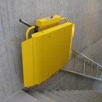 gele plateautraplift opgeklapt