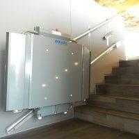 grijze plateautraplift opgeklapt