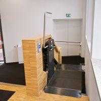 Traplift biedt mindervaliden toegang tot Amsterdams museum