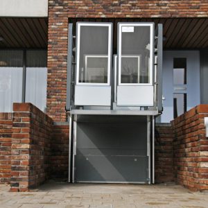 Verticale plateaulift voor Coopman Lutters