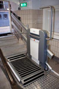Plateautraplift onderste positie