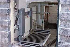 Plateautraplift als rolstoellift