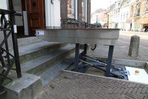 Rolstoel toegankelijk momumentaal pand Hydro plateaulift hoogste stand