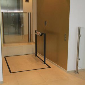 Hydro Plateaulift als rolstoellift bij entree RBS