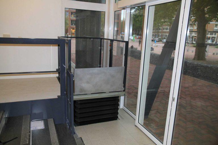 Overhoekse toegang rolstoellift Schiedam