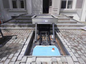 Hydro plateaulift tijdens installatie