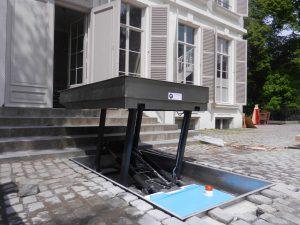Hydro plateaulift tijdens installatie