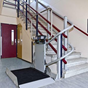 Plateautraplift voor bochten biedt rolstoeltoegang op Bertha Muller School​
