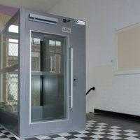 Platformlift in voormalige schoolpand