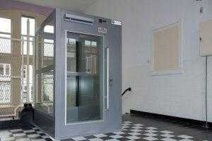 Platformlift in voormalig schoolpand