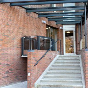 Verticaal hefplateau als rolstoellift bij Hof van Bredius in Woerden