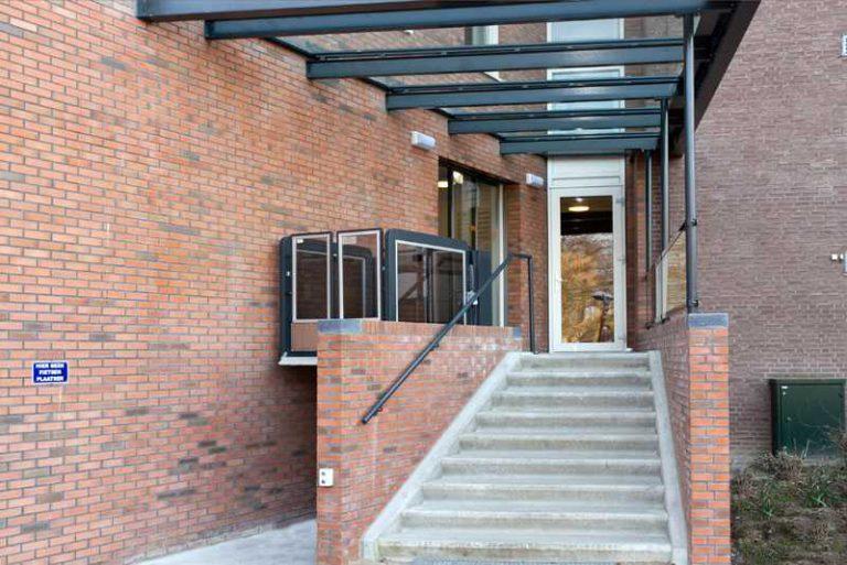 Verticaal hefplateau als rolstoellift bij Hof van Bredius in Woerden