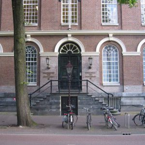 Plateautraplift als rolstoellift Maagdenhuis Amsterdam