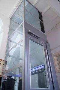 Glazen schacht platformlift