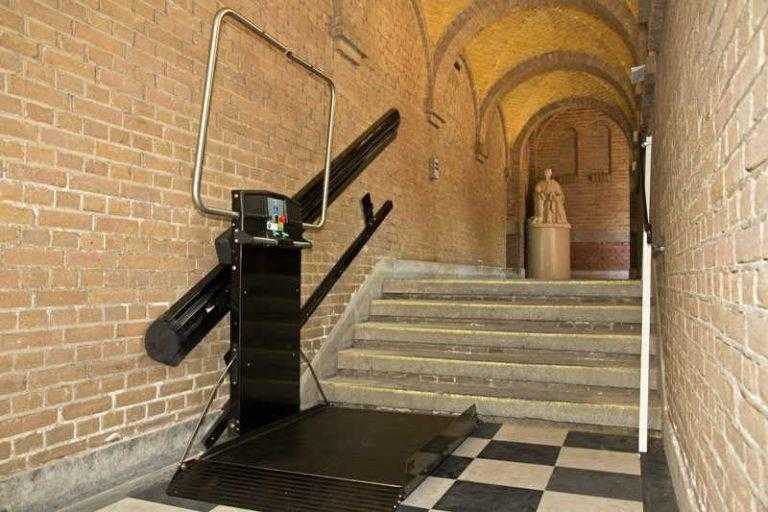 Plateautraplift als rolstoellift in Rotterdamse kerk