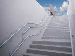 plateautraplift met tussen bordes