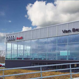 Goederenlift voor banden en auto onderdelen bij Van Beynum