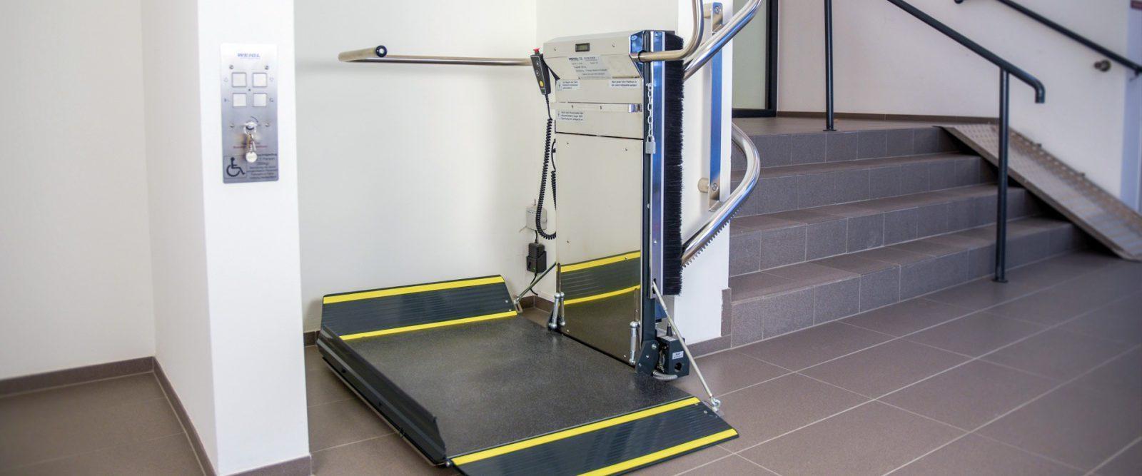 plateautraplift voor trappen met bochten