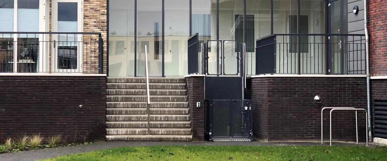 rolstoellift bij appartementencomplex
