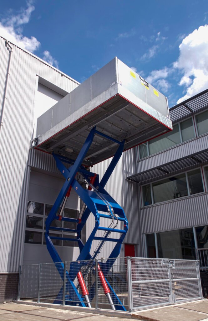 Liftforce is de leverancier van goederenliften, heftafels en rolstoelliften