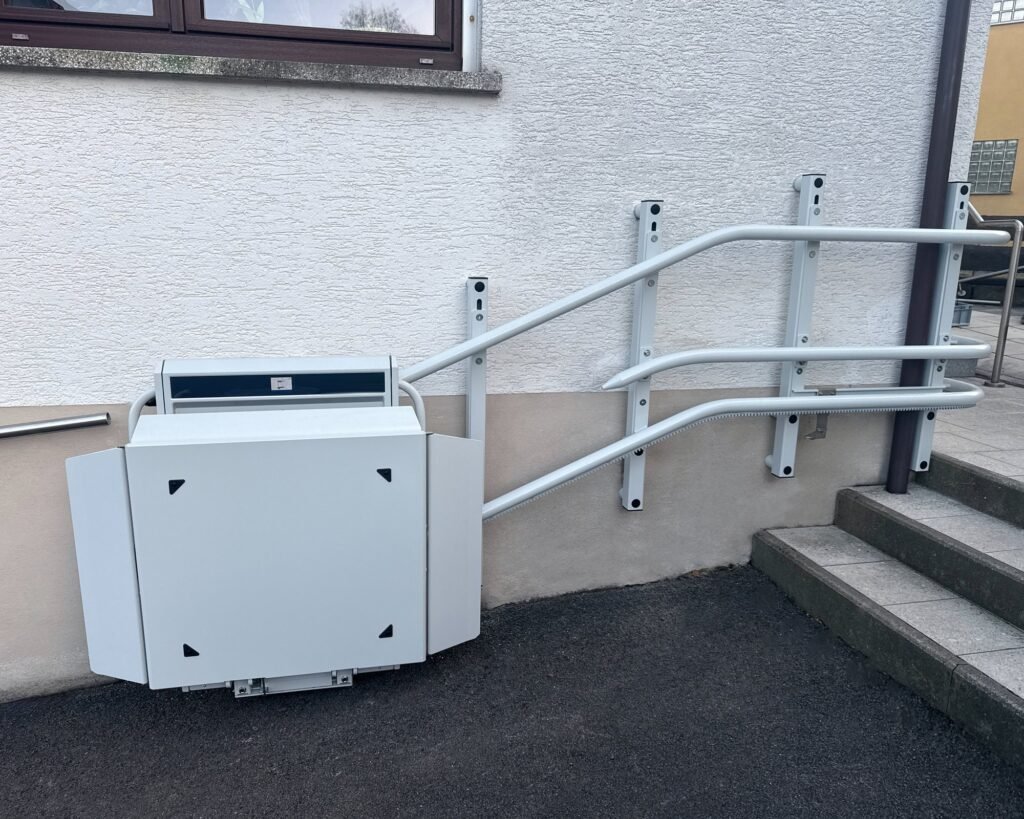 Stratos NG plateautraplift met wandmontage bij een buitentrap