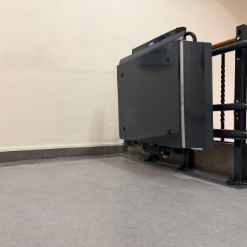 Stratos NG plateautraplift ingeklapt tegen de wand van de trap